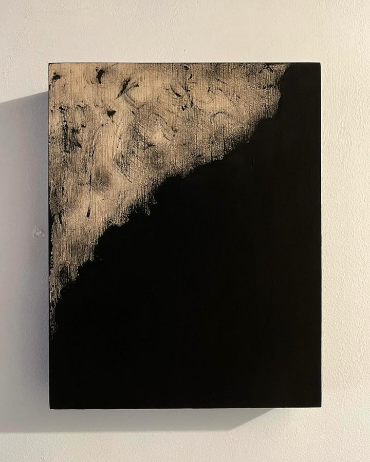 Wall panel by @nia_50_art, the lower half painted in Black 4.0 so the edge disappears