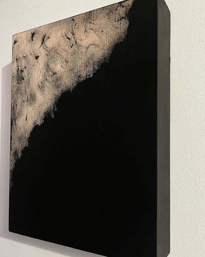 The same @nia_50_art panel from the side, the black edge swallowing the light